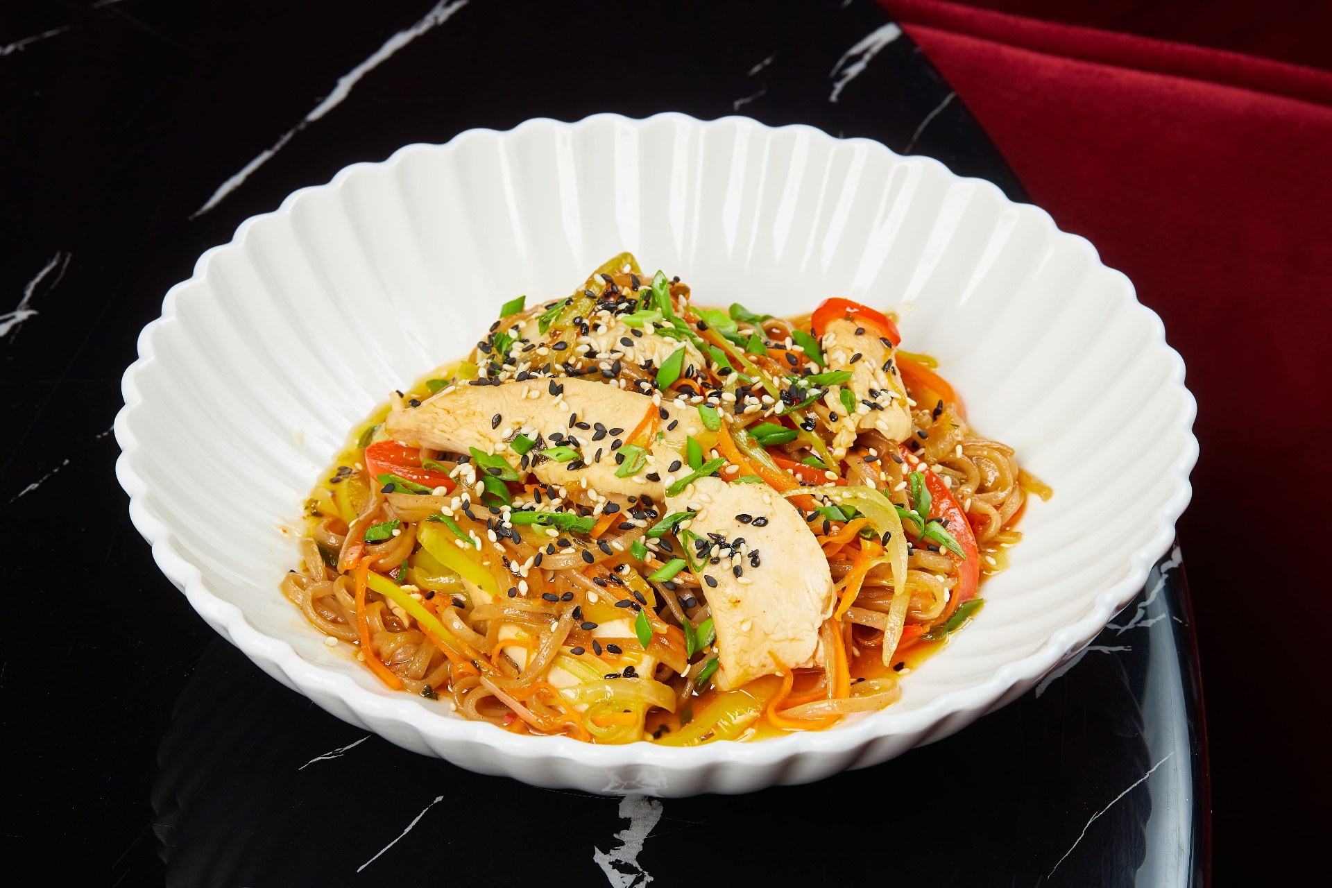 Гречневая лапша с цыплёнком в азиатской глазури