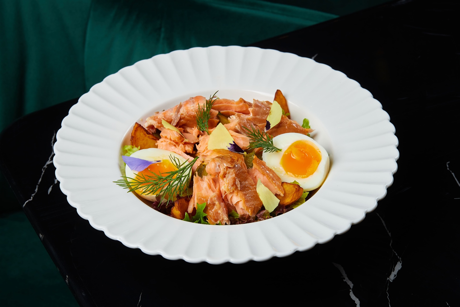 Копчёная форель, тёплый картофель, зерновая горчица